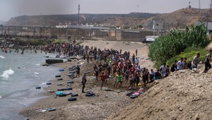 Tisíce migrantov priplávali z Maroka do španielskej Ceuty. Miestne úrady žiadajú pomoc armády