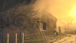 Dom vzbĺkol aj s obyvateľmi. Majiteľa ťahali z horiacej postele