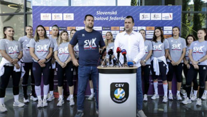 Vypadnutie bolí, ale cítia hrdosť. Volejbalistky sú už doma