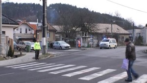 V Banskej Bystrici zrazilo auto chodkyňu priamo na priechode. Žena utrpela rozsiahle zranenia