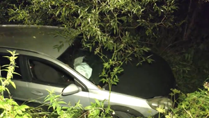 Bez vodičáku a pod vplyvom alkoholu: Partia tínedžerov skončila s autom v priekope