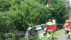 FOTO: Pri Prievidzi sa prevrátil kamión s novými autami