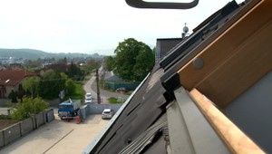 Uviazol na streche. Život mu zachránili až policajné putá