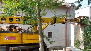 Pri Žiari nad Hronom sa zranil šofér nákladiaku. Spadol naň komín