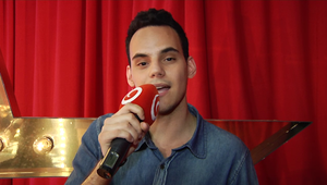 Sympatický Řek Michael zpívá jen pro vás: Poslechněte si bonusové vystoupení ze zákulisí!