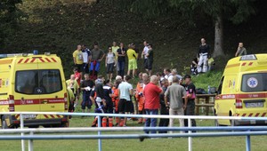 Obrovský šok a slzy. V Boľkovciach smútia za kolegami parašutistami