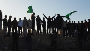 VIDEO: Hrdina Kaddáfi sa bráni takýmito štítmi z ľudí