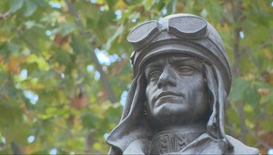 Neznáma Štefánikova socha vo Francúzsku. Stála v parížskych záhradách, počas okupácie ju museli ukrývať. Desaťročia po vojne netušili, koho zobrazuje