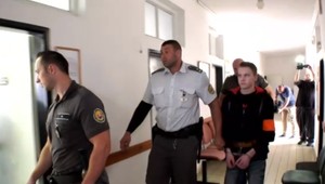 Vodič (20) auta smrti, po ktorom strieľali policajti, si odpykáva právoplatný trest