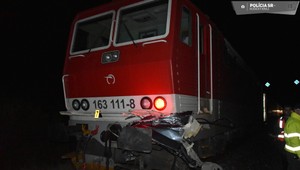 Zrážka vlaku s autom dopadla tragicky. O život prišiel jeden človek