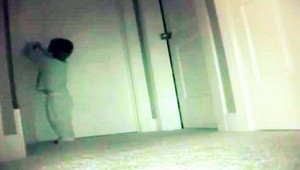 VIDEO. Dieťa (2) zlodejom. Takto sa vlúpalo k hračkám...