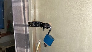 O prípad súrodencov, ktoré mali rodičia biť a držať o hlade, sa začal zaujímať komisár pre deti