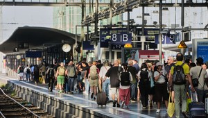 Pivo na nástupišti bude minulosťou. Nemecké železnice zavádzajú zákaz alkoholu