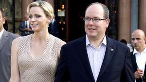 Po 10 mesiacoch bez manžela a dvojičiek (6) je monacká kňažná doma! Jej iskra zjavne pohasla!