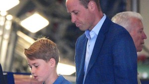 Princ George po prvýkrát v spoločnosti od zverejnenia maminej diagnózy: Dojímavé zábery s otcom