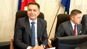 Mimoriadne sa nám darí, vyhlásil Fico a sľúbil ďalšie balíčky