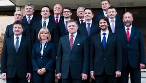 Vláda sa uchádza o dôveru, prísť včas ale nevie