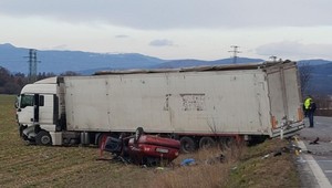Smrteľná nehoda pri Prievidzi. Osobný automobil sa zrazil s kamiónom