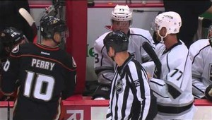 Záškodník Perry nastriekal vodu do rukavice Cartera z Los Angeles