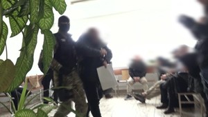 Nelegálna výrobňa cigariet fungovala tri mesiace. Výsluchy obvinených trvali do noci