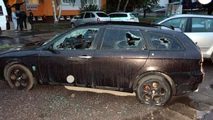 Výtržník rozmlátil krompáčom auto, usvedčili ho fotografie