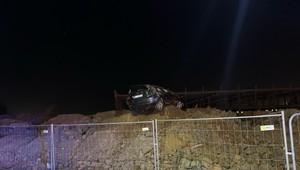 Žena vo vysokej rýchlosti ignorovala červenú a havarovala na stavbe