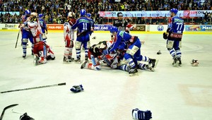 Tĺkli sa aj brankári! Nový rekord v počte trestných minút