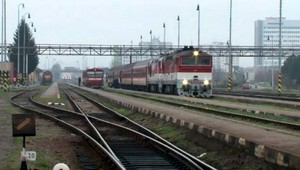 Muž (54) a žena (23) skončili na koľajniciach, pohádali sa