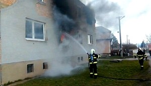 Trojčlenná rodina, ktorá čaká bábätko, prišla pre požiar o bývanie