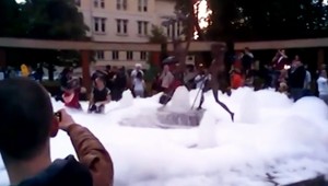 Penová fontána pútala pozornosť Žilinčanov, mládež sa v nej vykúpala