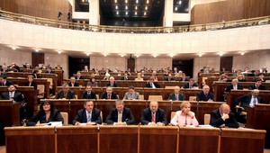 Poslancom opäť zmrazia platy