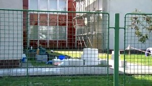 Škôlku v Humennom opravujú počas plnej prevádzky, rodičia sa sťažujú