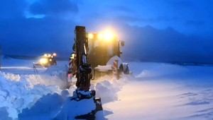 Neutíchajúce sneženie trápi Slovákov. Zapadli už policajti, záchranári aj hasiči