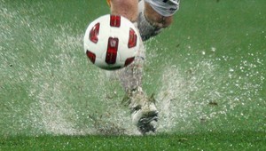 Futbalový tréner chce vytvoriť najlepšie mužstvo sveta. Zháňa spermie svetových hráčov