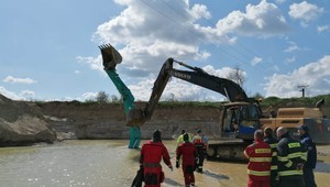 Tragédia na štrkovisku: V potopenom bagri ostala zakliesnená osoba