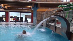 Jeden plavčík, päť bazénov a iba šesť klientov v nich. Aj takto vyzerajú opatrenia