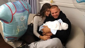 Chlapček je na SVETE! Jasmina a Rytmus s dieťatkom v náručí