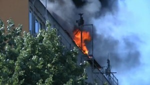 V Prešove horela strecha bytovky, obyvateľov evakuovali