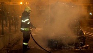 Požiar v centre mesta. Auto pohltili plamene