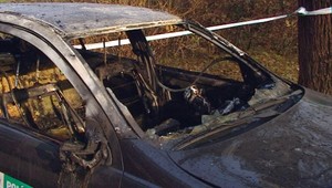 Do auta mu hodili zápalnú fľašu, zhorelo do tla