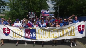 Futbalová hystéria pokračuje: Slovenskí fanúšikovia pred zápasom pochodovali