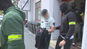 V Bratislave zadržali policajta. Pred kolegami mal hajlovať a urážať Židov a Rómov