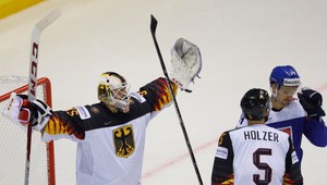 Slovenskí hokejisti znášajú prehru s Nemcami ťažko. Brankára Čiliaka to ale mrzelo len do polnoci