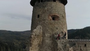 Renovácia stredovekej pevnosti v Starej Ľubovni: Piliere hradnej veže zachraňujú horolezci