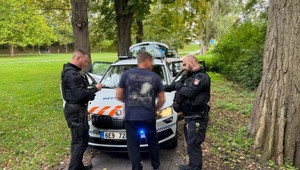 Revízorka volala políciu na čierneho pasažiera, ten ju pri tom napadol