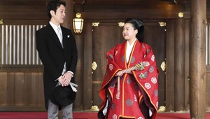 Japonská princezná si zobrala neurodzeného muža. Prišla o titul