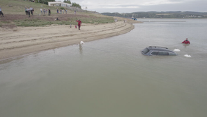 Z parkoviska rovno pod hladinu. Auto mladého vodiča skončilo v Domaši