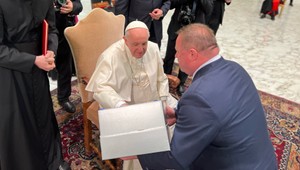 Svätý Otec prijal unikátny krištáľový kríž zo Slovenska