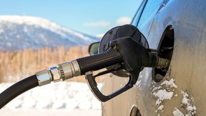 Muž natankoval, no viezol sa len krátko. Auto mu údajne zničilo kontaminované palivo