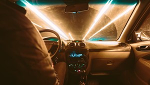 10 pravidiel ako šoférovať bezpečne, ak jazdíte v tme